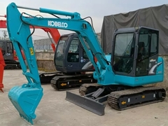 Une mini-pelée Kobelco SK60 à vendre en bon état.